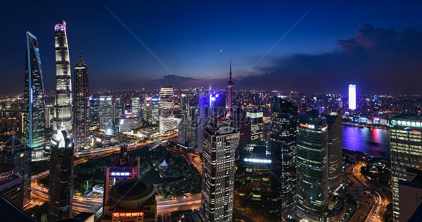 現代城市上海傍晚夜景高清圖片下載-正版圖片500595448-攝圖網